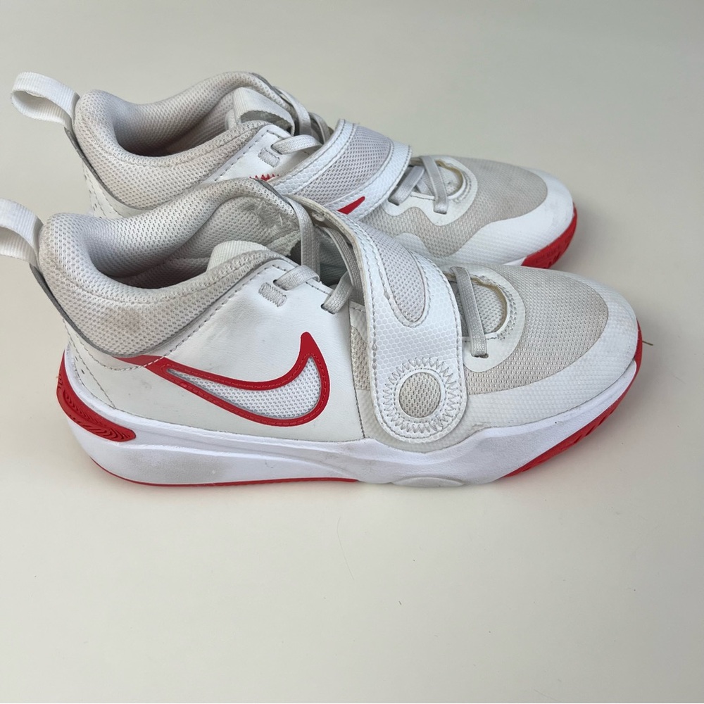 Nike Team Hustle D 11 Youth Size 5Y White and Red Basketball Shoes